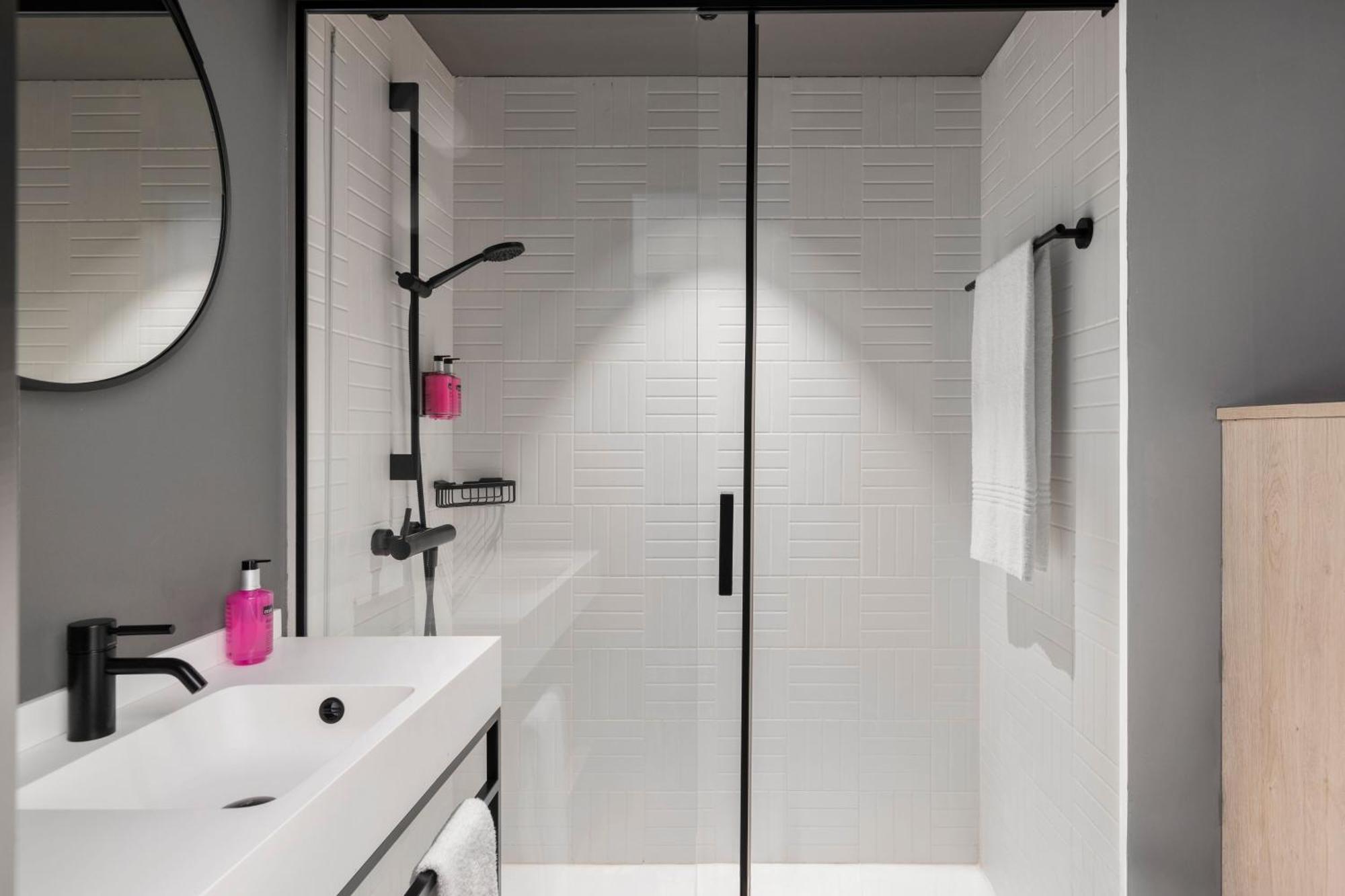 Habitación Executive Moxy Mega Sleeper con acceso al salón